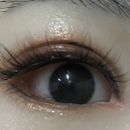 瞳の色:ブラック