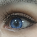 瞳の色:ブルー