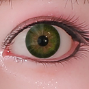 瞳の色:グリーン