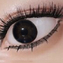 瞳の色:ブラック