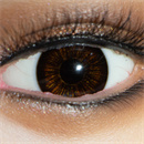 瞳の色:ダークブラウン