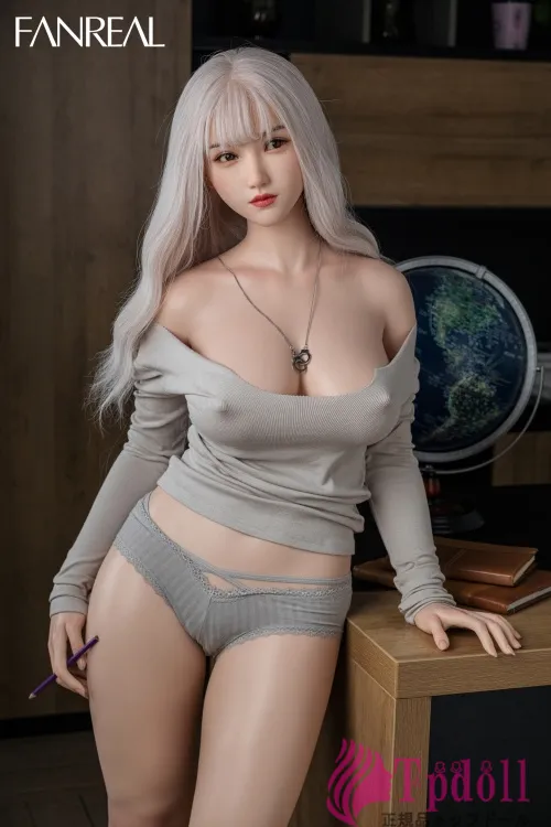 魅力的な銀髪女性ラブドール