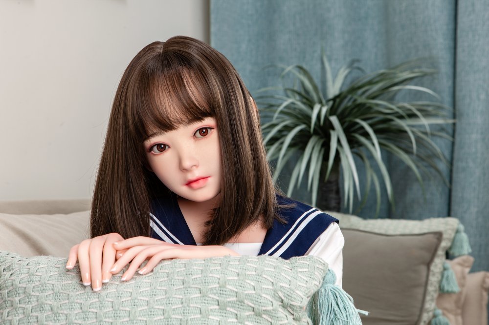 低身長の美少女ラブドール画像